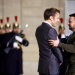 Macron i jep Zelenskyt Medaljen e Nderit, e ka edhe Putini –
