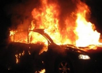 Digjet një makinë në Elbasan, dyshimet e para