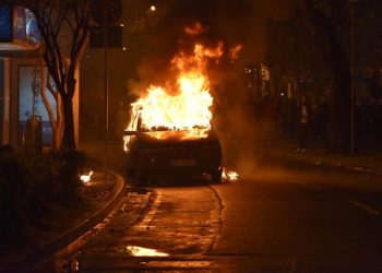 Digjet “Benzi” i parkuar poshtë pallatit në Elbasan –