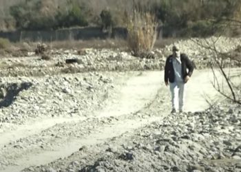 VIDEO/ Qëllohen me armë gazetarët, filmuan gërryerjet e lumit Zezë