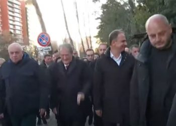 PA DATË DHE PA VULË!Kjo është copa e letrës që la jashtë Kuvendit..