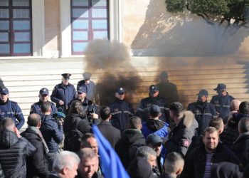 Hodhën lëndë plasëse, Policia jep detaje për dy të shoqëruarit –