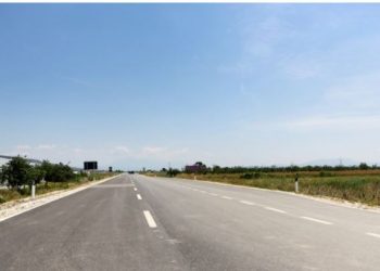 EMRI/ Makina përplas të moshuarin në Berat-Lushnjë