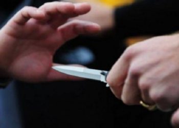 Plagosje në Durrës, 66-vjeçari godet shokun me biçak –