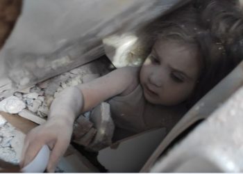 VIDEO/ Nxirret gjallë pas 12 orësh nga rrënojat vajza e vogël