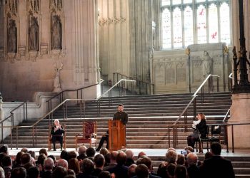 Zelensky pritet me duartrokitje në parlamentin britanik