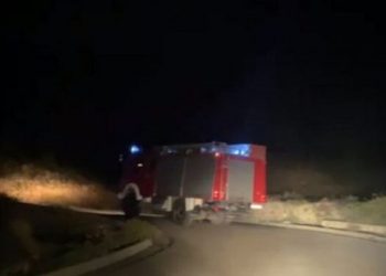 Aksident në Tiranë – Kamioni del nga rruga, plagoset shoferi