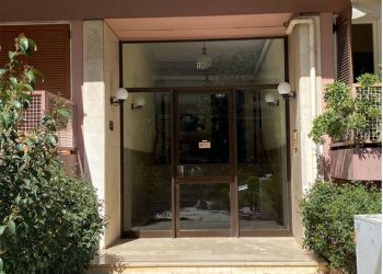 I mituri plagos nënën dhe vrapon në rrugë: Vrava demonët (VIDEO) –