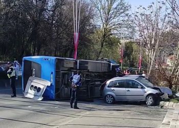 Aksidenti në Sauk, shoferi thotë se nuk mbajti dot kontrollin e mjetit –