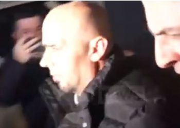 VIDEO/ Momenti kur Dan Hutra mbërrin në Policinë e Tiranës