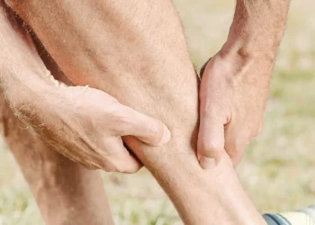 Këto janë dhimbjet e këmbëve që nuk duhen injoruar –