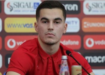 Ëndërr për mua që të vesh fanellën kuqezi –