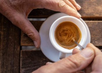 Thyhen masën e arrestit shtëpiak për të shkuar në lokal, arrestohet –