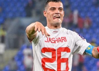 Festoi me bluzën e Jasharit, kreu i SFV mbron Xhakën –