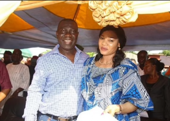 Politikani dhe e shoqja tentojnë ti marrin veshkën të riut