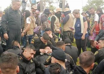 VIDEO/ Merren peng policët në Kolumbi, njërin e vrasin