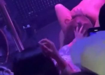 Këngëtarja kalon caqet në mes të skenës (+18)