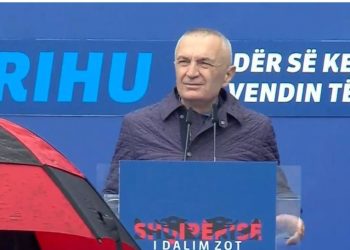 Rama njeri i marrë, është i tmerruar nga populli –