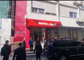 Albin Kurti vizitë në selinë e Partisë së Lirisë –