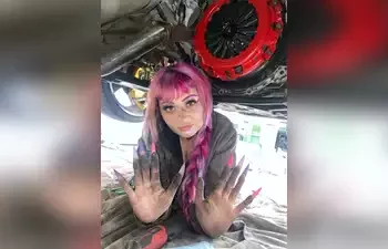 Doni të rregulloni makinën? Në SHBA ju vjen në ndihmë mekanikja “hot” –