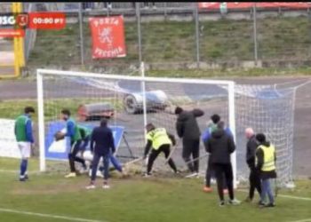 Arbitri nuk starton ndeshjen, arsyeja është madhore –