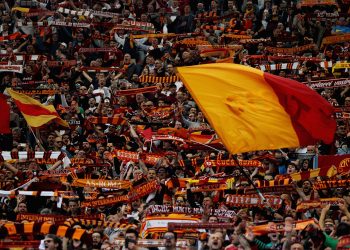 Tifozët mbështesin trajnerit pas dënimit me 2 takime –