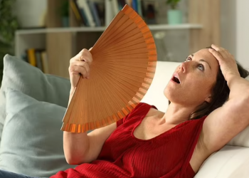 Djersitja natën, a mund të jetë një shenjë e kancerit në gjak? –