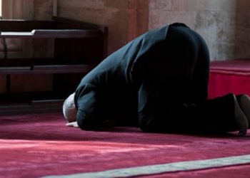 Po falte namazin në xhami, shqiptarit i marrin 6 mijë euro –