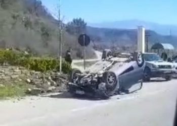 Aksident në Këlcyrë, drejtuesja humb kontrollin dhe përmbyset –