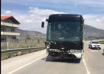 Përmbyset autobusi në Sauk, 3 të lënduar