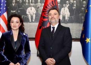 Ambasada amerikane zbardh takimet e Yuri Kim, mesazhi