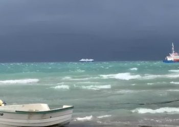 Moti i keq, pezullohet lundrimi detar në Vlorë –