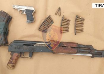 Kërcënoi me armë vëllanë e tij dhe dajën, arrestohet 31-vjeçari –