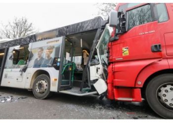 Autobusi përplaset kokë më kokë me kamionin