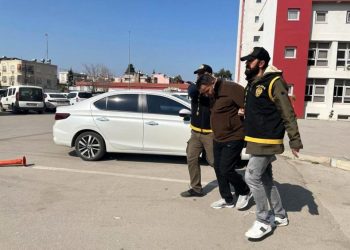 Babë e bir vrasin dy të rinj e plagosin një 8-vjeçar, shkak delet