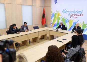 Shqiptarët si vend në luftë, duan vetëm të largohen –