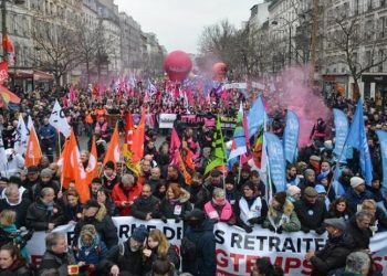 Franca “digjet” nga protestat –