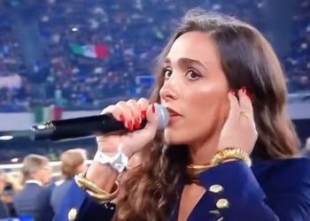 Këndoi “për ibret” himnin, këngëtarja kërkon ndjesë –