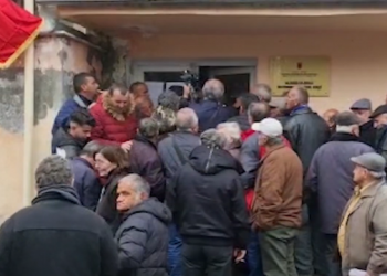 VIDEO/ Fermerët në radhë për naftë, hasin vështirësi… –