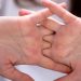 Kërcitja e shpeshtë gishtave, sa e rrezikshme është për shëndetin –