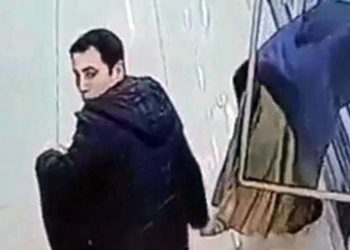 Polici “manjak” kapet duke u bërë foto grave në market –