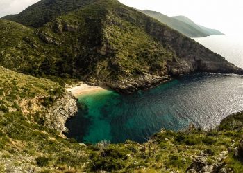 Humbi për shkak të mjegullës, gjendet 64 vjeçarja në Karaburun –