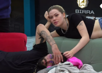 Çfarë po ndodh? Keisi i përkëdhel kokën Lorencit (VIDEO) –