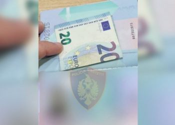 Tentoi të korruptonte policin në kufi, procedohet 26-vjeçari –