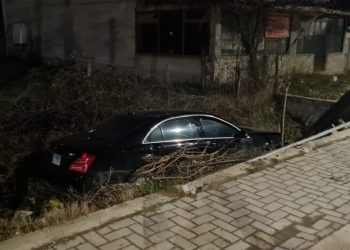 Benzi del nga rruga dhe përfundon në lumë