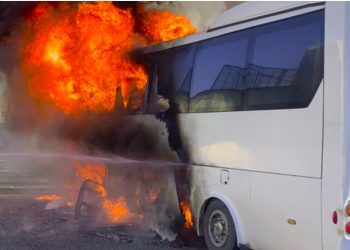 Merr flakë autobusi i linjës interurbane në Berat –