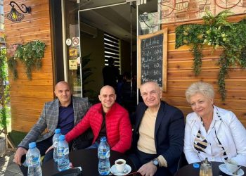 Kafe me miq/ Meta, i qeshur në krah të ‘policit’ të Portokallisë –