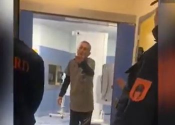 VIDEO/ Mjeku heq bluzën dhe i thotë pacientit: Hajde… –