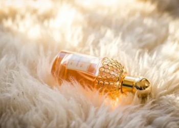 3 sekrete që aroma e parfumit tuaj të zgjasë sa më shumë –