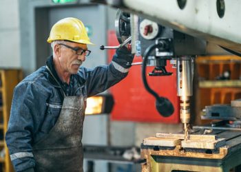 Të rinjtë ikin, “zëvendësohen” në tregun e punës nga pensionistët –